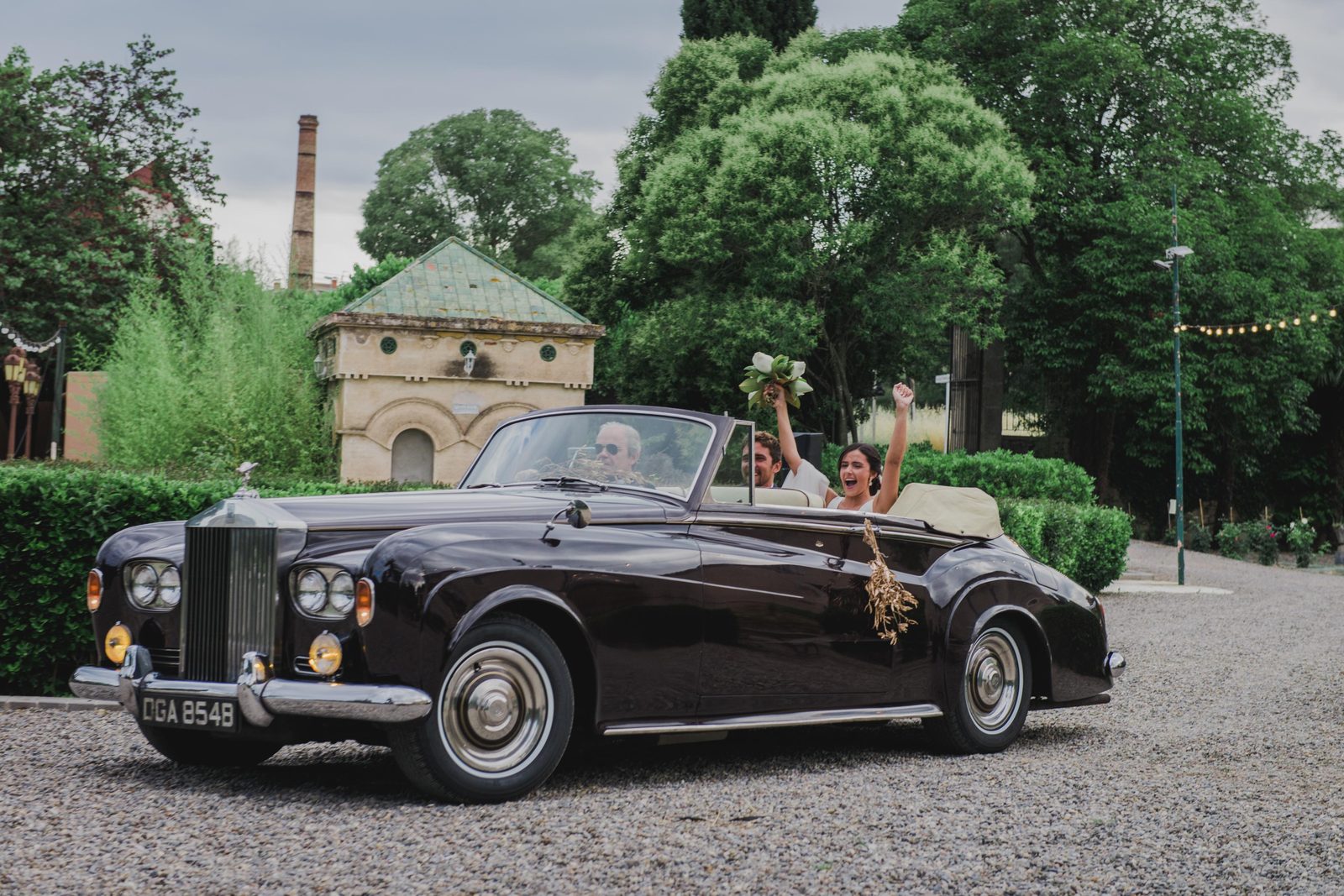 Coche clásico vintage en boda elegante en Barcelona