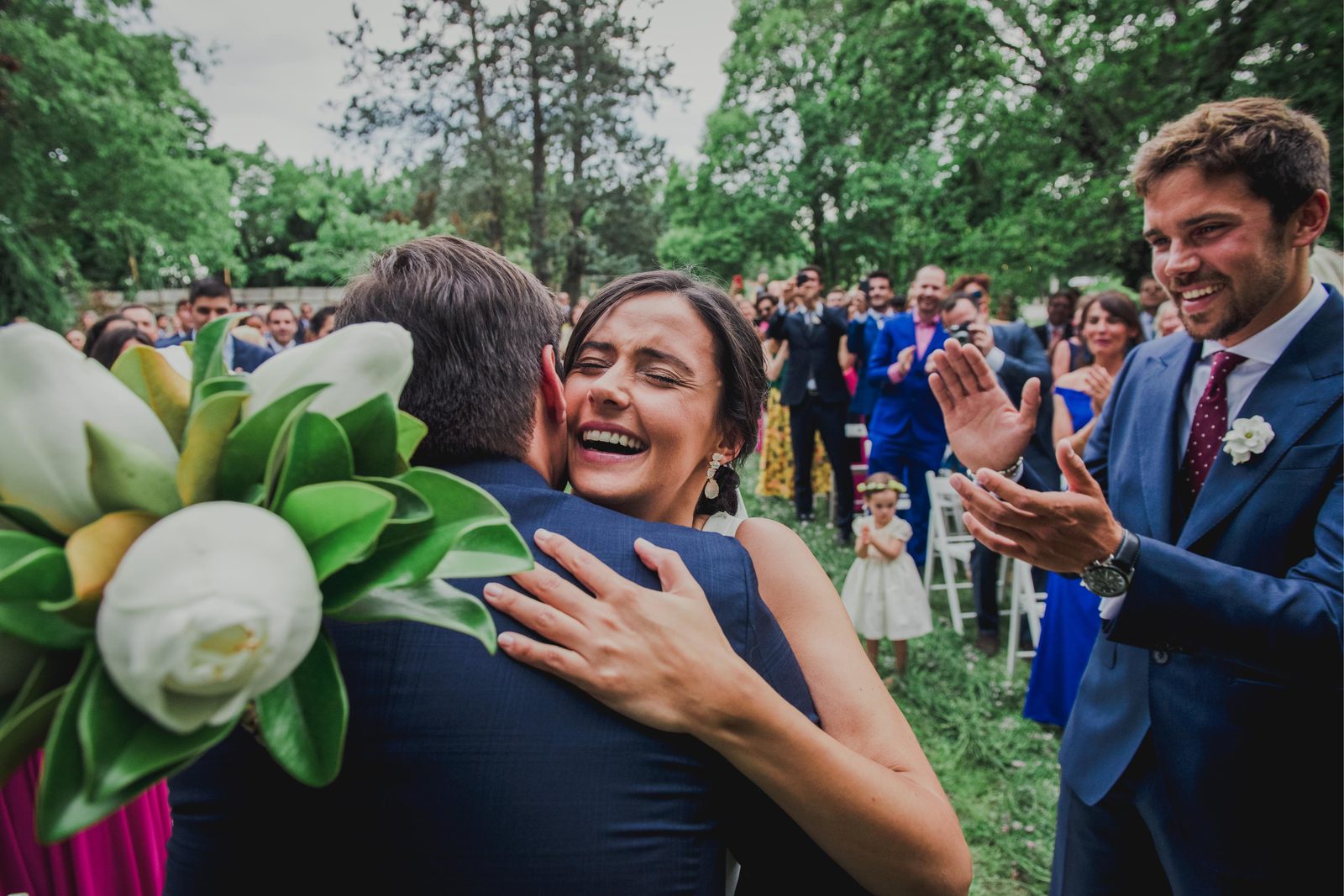 Abrazo emotivo de la novia con el ramo tras la ceremonia