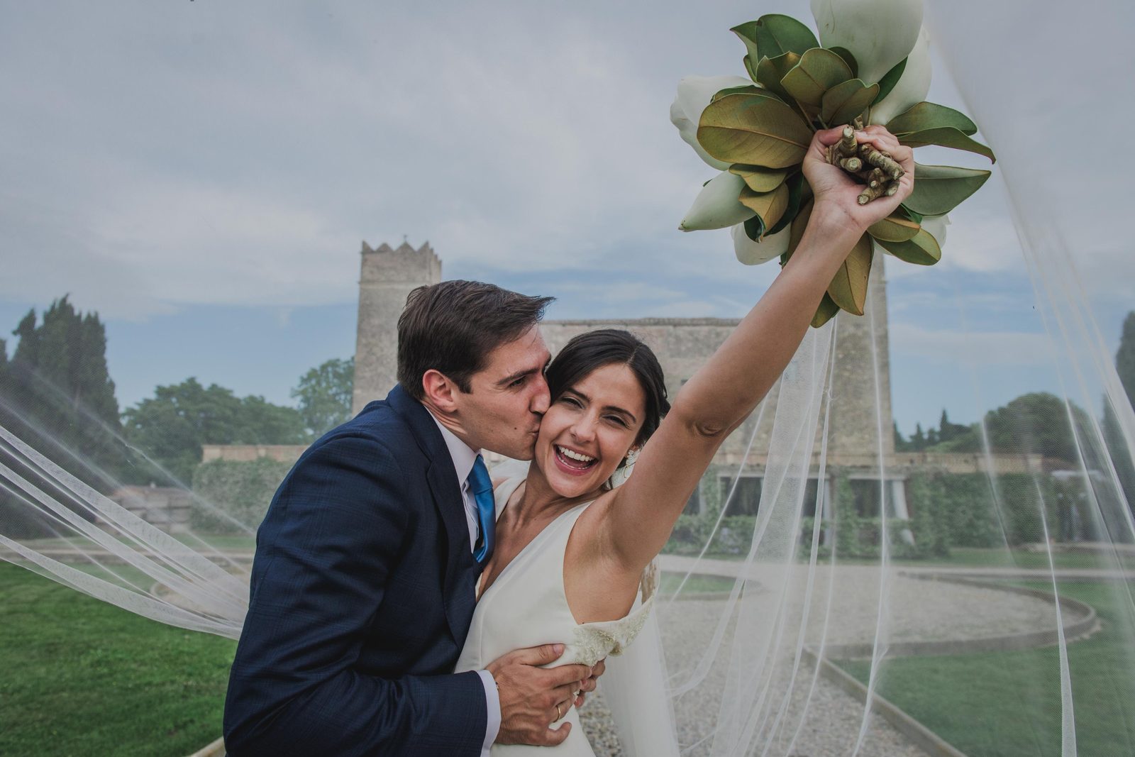 Velo de la novia ondeando al viento durante el reportaje