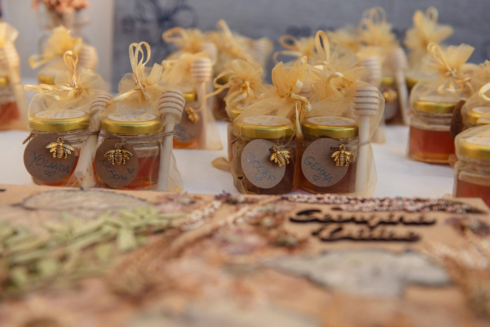 Detalle de seating cards en boda rural en Girona