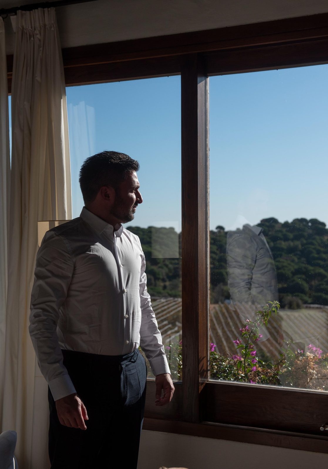 Novio mirando paisaje de viñedos en una boda en Girona
