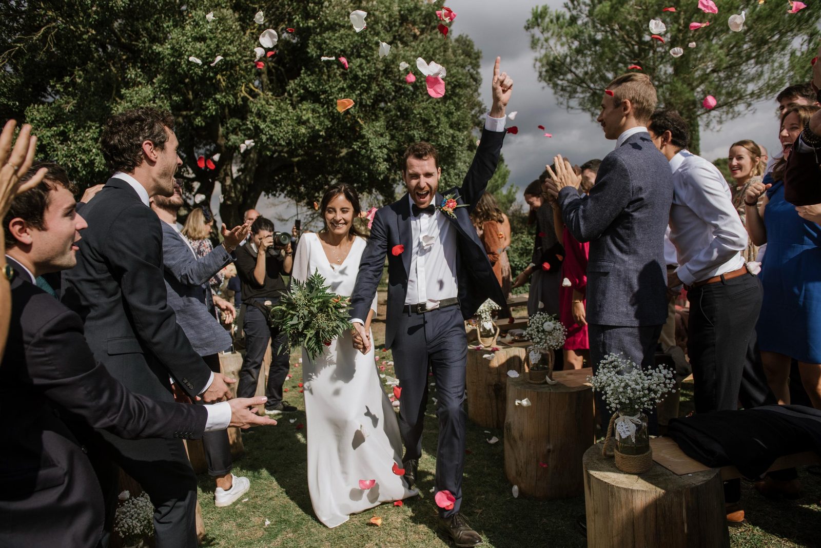 Banquete en jardín con barriles en boda en Sabadell