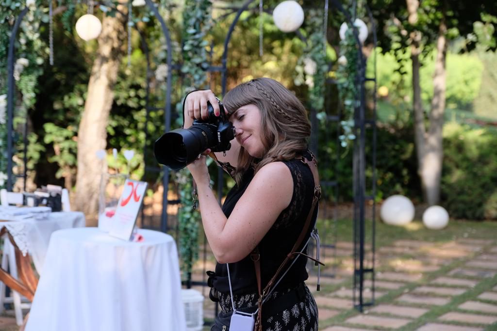 Cristina Perea fotografiando una boda